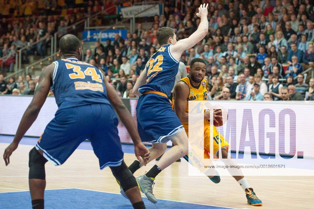 V.li.: Jake O Brien (Eisbären Bremerhaven), Reggie Redding (ALBA Berlin) im Zweikampf, Basketball, Beko BBL, Eisbären Bremerhaven - ALBA Berlin,