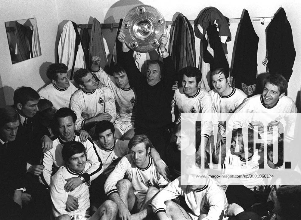 Deutscher Meister Gladbach hi.v.li.: Herbert Wimmer, Klaus Dieter Sieloff, Herbert Laumen, Trainer Hennes Weisweiler mit der Schale, Ludwig Müller, Horst Köppel, Hartwig Bleidick; vorn: Co Trainer Schlott (hi.), Heinz Wittmann, Peter Dietrich, Günter .. Fußball 1. BL Herren Saison 1969 1970, Borussia Mönchengladbach, Deutscher Meister, Deutsche Meisterschaft, Vneg, Vsw Totale Mannschaftsfoto, Mannschaftsbild Mönchengladbach