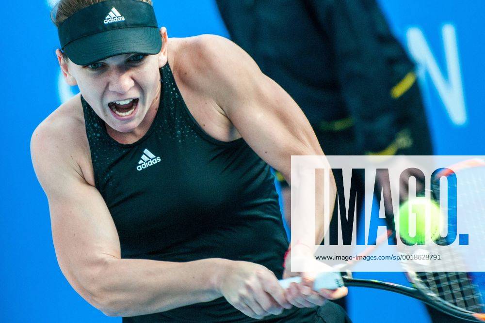 Simona Halep of Romania returns a shot in the women s singles quarterfinal match of the WTA Tennis Damen 2015 Shenzhen Open tennis tournament in Shenzhen city, south China s Guangdong province, 8 January 2015. pbu213477_06