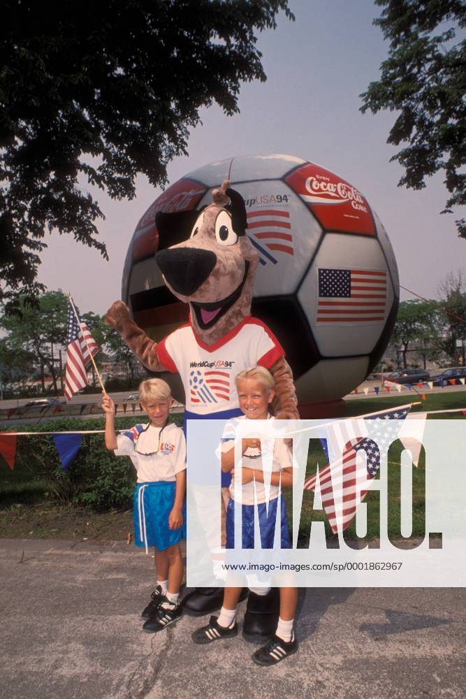Zwei amerikanische Jungs präsentieren sich vor dem Länderspiel USA gegen Deutschland mit Striker, dem Maskottchen der WM 1994 in den USA Fußball Länderspiel Herren Länderspiel 1993, Nationalmannschaft, Nationalteam Gruppe Stanford Stadium, Stadion Palo Alton, Stanford Harmonie,