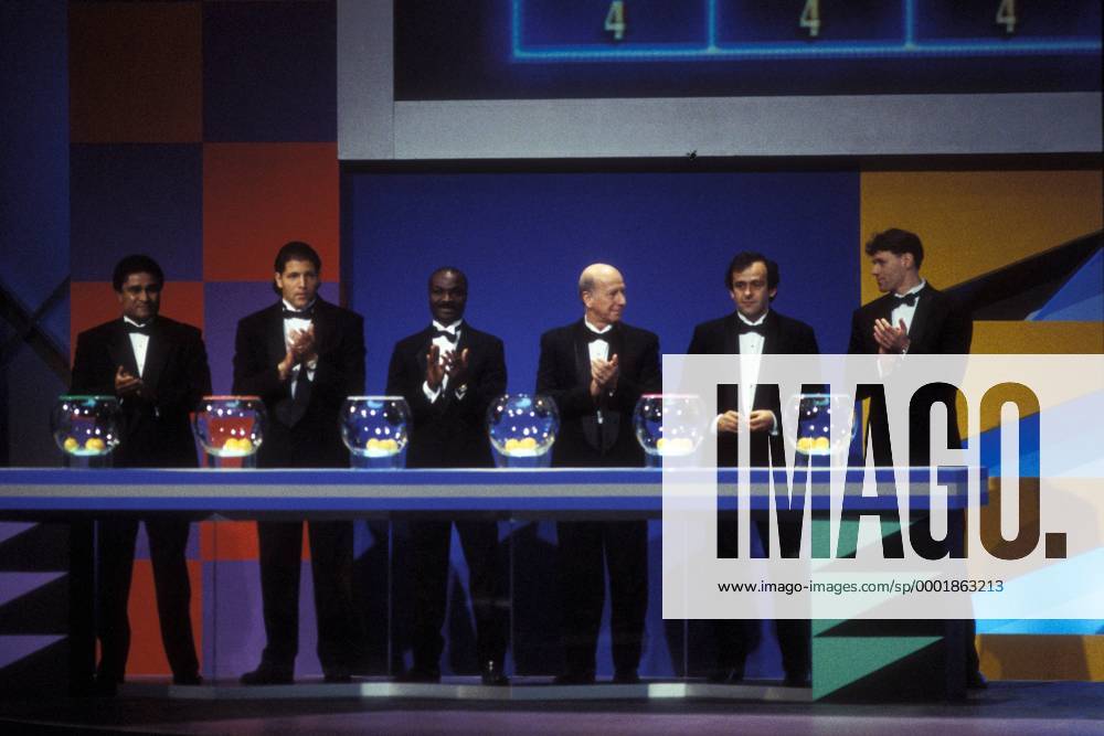 Die Lospaten der Gruppenauslosung für die WM 1994 in den USA, v.li.: Eusebio (Portugal), Torwart Tony Meola (USA), Roger Milla (Kamerun), Sir Bobby Charlton (England), Michel Platini (Frankreich) und Marco van Basten (Niederlande) Fußball Herren Vorschau Weltmeisterschaft 1994, Auslosung Gruppe Las Vegas