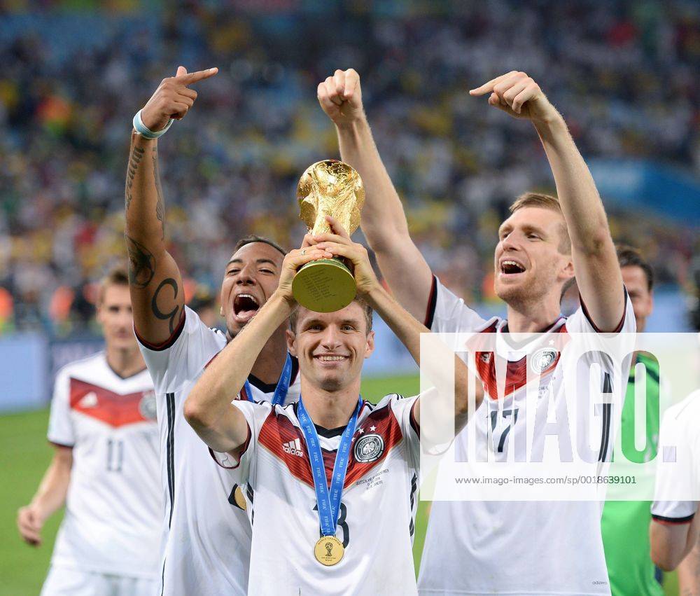 FUSSBALL WM 2014 FINALE Deutschland - Argentinien 13.07.2014 DEUTSCHLAND FEIERT DEN WM TITEL 2014: Thomas Mueller (Mitte) mit Per Mertesacker (re) und Jerome Boateng (li) jubelt mit dem WM Pokal