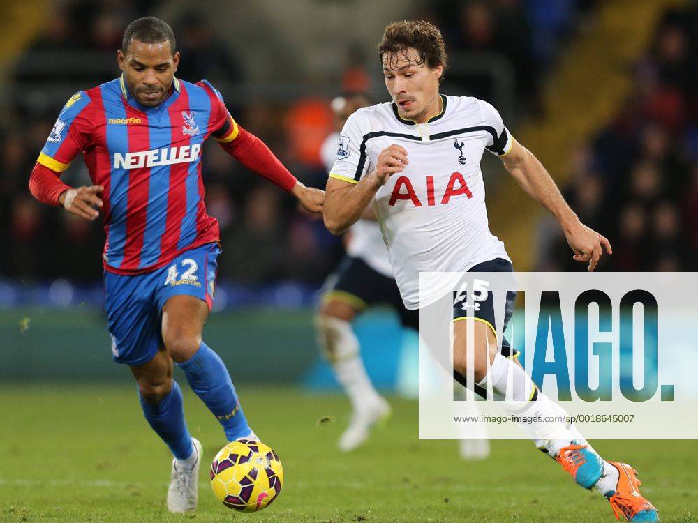 Aktuell Fußball, England, Premier League, Crystal Palace - Tottenham Hotspur 11.01.2015. London, England. Barclays Premier League. Crystal Palace versus Tottenham Hotspur. Jason Puncheon and Benjamin Stambouli chase the loose ball Hearnx ActionPlus11588379