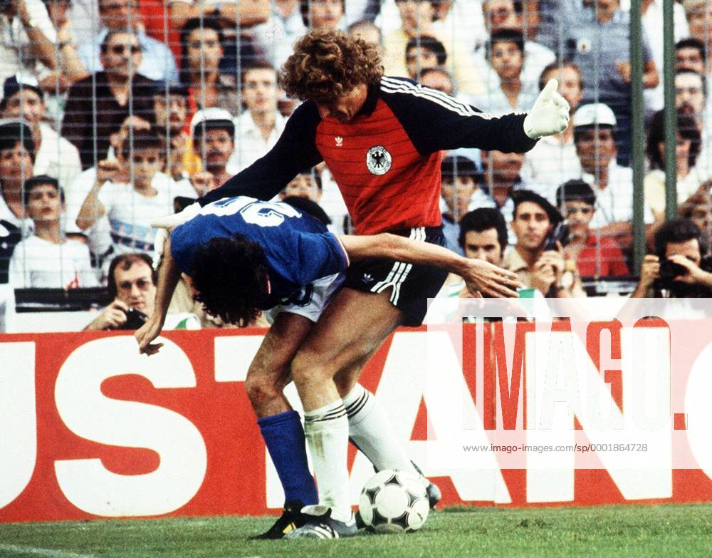 Torwart Harald Schumacher (BR Deutschland) gegen Paolo Rossi (Italien) Fußball WM Herren Weltmeisterschaft 1982, Länderspiel, Nationalmannschaft, Nationalteam, Nationaltrikot, Vdia Gruppe Fianle, Endspiel Madrid