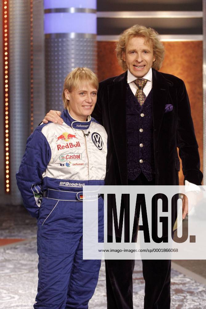 Rallyefahrerin Jutta Kleinschmidt zu Gast bei Fernsehmoderator Thomas Gottschalk (beide Deutschland) in der ZDF Fernsehshow Wetten das...? Motorsport Wetten dass...? 2005, Sendung, Fernsehsendung, TV, Fernsehen, Medien, Gruppe Düsseldorf