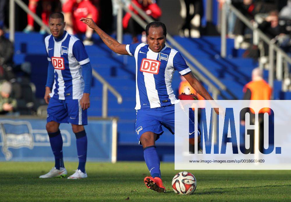 Ronny Freistoß schießend Einzelbild Freisteller Aktion Fußball Fussball Testspiel DFL Bundesliga Herren Saison 2014 2015 13.01.2015 Hertha BSC Berlin vs. Hallescher FC HFC