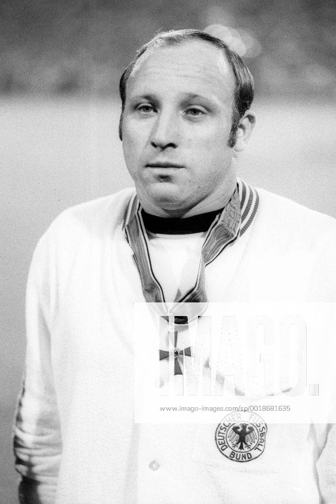 BR Deutschland - Ungarn in Nürnberg: Uwe Seeler (BRD) mit dem Bundesverdienstkreuz