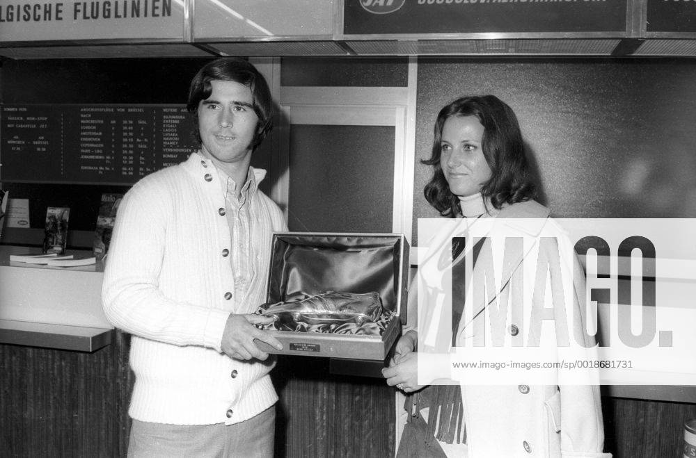 Gerd Müller (FC Bayern München) mit seiner Frau Uschi und dem Goldenen Schuh für den besten Torschützen aller europäischen Ligen 1970