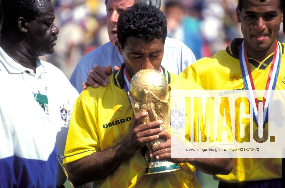 Weltmeister Brasilien, v.li.: ein Betreuer, Romario, der den FIFA Weltpokal küsst und Cafu Fußball WM Herren Weltmeisterschaft 1994, Nationalmannschaft, Nationalteam, Nationaltrikot, Länderspiel, Finale Gruppe medizinische Betreuung Pasadena, Los Angeles, LA, L.A. Glück, Harmonie, Freude,