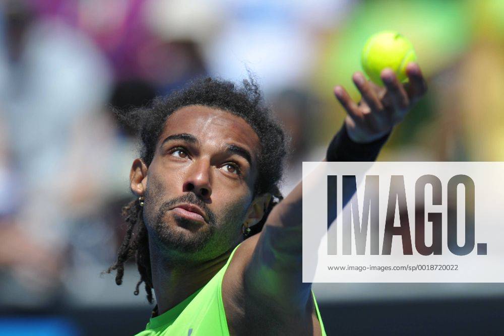 Australian Open Tennis from Melbourne Park. Dustin Brown of Germany prepares to serve in his match on day one of the 2015 Australian Open at Melbourne Park, Melbourne, Australia. Limx ActionPlus11590735