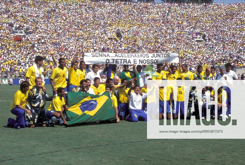 Senna... Aceleramos juntoesta tetra e nosso! Weltmeister Brasilien widmet den Titel F1 Pilot Ayrton Senna, hi.v.li.: Rai, Ronaldo, Branco, P. Sergio, Nationaltrainer Parreira, x, Viola, x, M. Santos, Zinho, Ronaldo, M. Silva, 4x, vorn: Leonardo, ... Fußball WM Herren Weltmeisterschaft 1994, Nationalmannschaft, Nationalteam, Nationaltrikot, Länderspiel, Finale, Vdia Totale F1, F, Motorsport, Widmung, Tribut, Co, Coach Pasadena, Los Angeles, LA, L.A., Zagalo, Betreuer Glück, Harmonie, Freude,