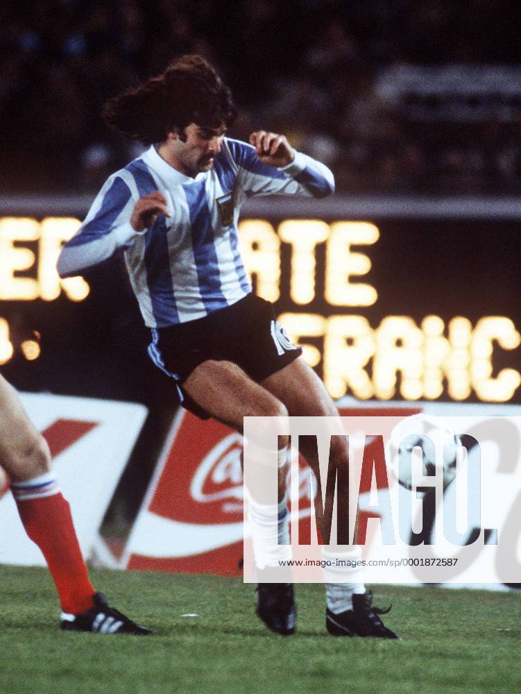 Mario Kempes (Argentinien) am Ball Fußball WM Herren Weltmeisterschaft 1978, Länderspiel, Nationalmannschaft, Nationalteam, Nationaltrikot, Vdia Einzelbild Buenos Aires