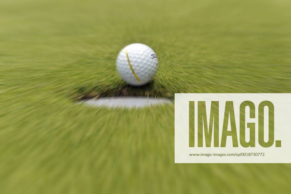 Golfball rollt ins Loch, Hua Hin, Thailand, Asien