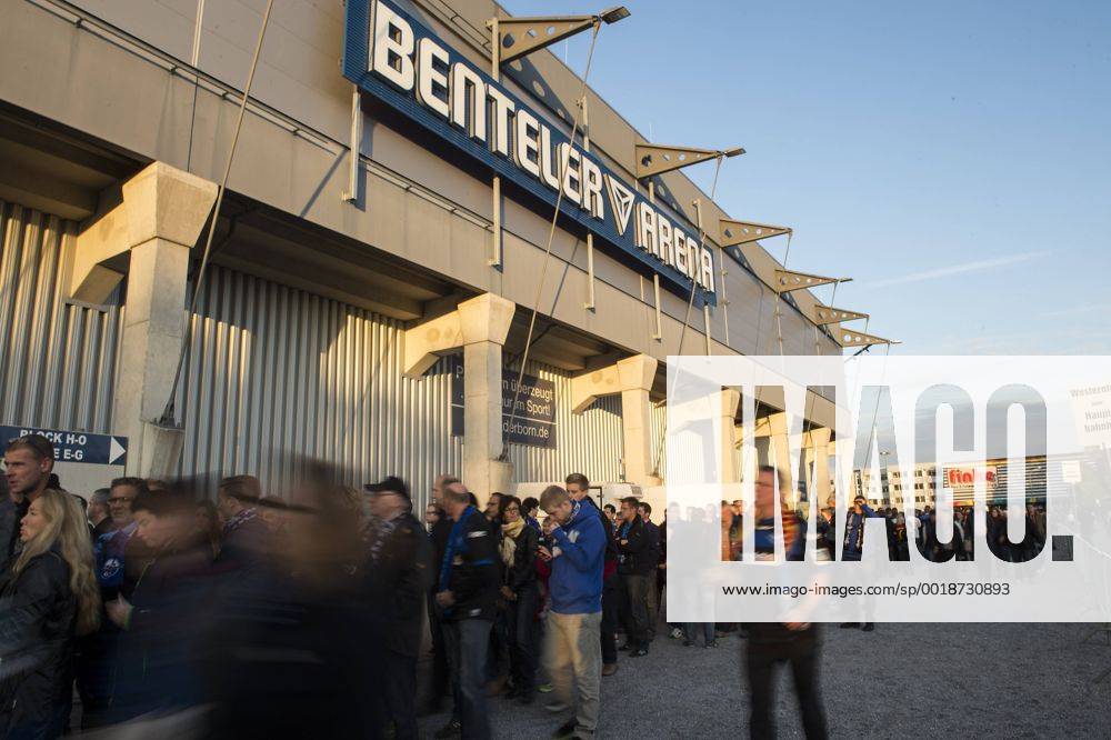 Fußball, Stadiongeschichte SC Paderborn die Benteler Arena in Paderborn, Aussenansicht, Fans stehen schlange für den Eintritt, dahinter ein Finke Möbelhaus (von Präsident Wilfried Finke), , Randmotiv, Fussball 1. Bundesliga, 10.Spieltag, SC Paderborn 07 (PB) - am 02.11.2014 in Paderborn Deutschland.