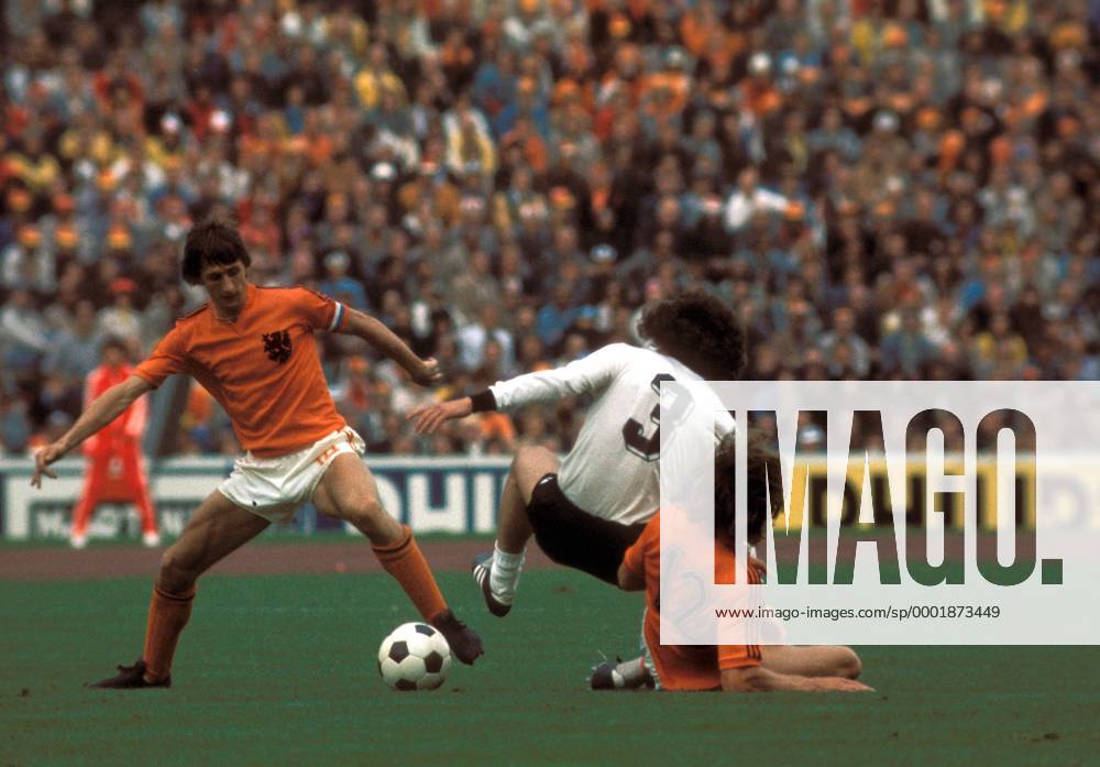Johan Cruyff (li.) und Ruud Krol (re., beide Niederlande) gegen Paul Breitner (BR Deutschland) Fußball WM Herren Weltmeisterschaft 1974, Länderspiel, Nationalmannschaft, Nationalteam, Nationaltrikot, Vdia Gruppe Finale, Endspiel München