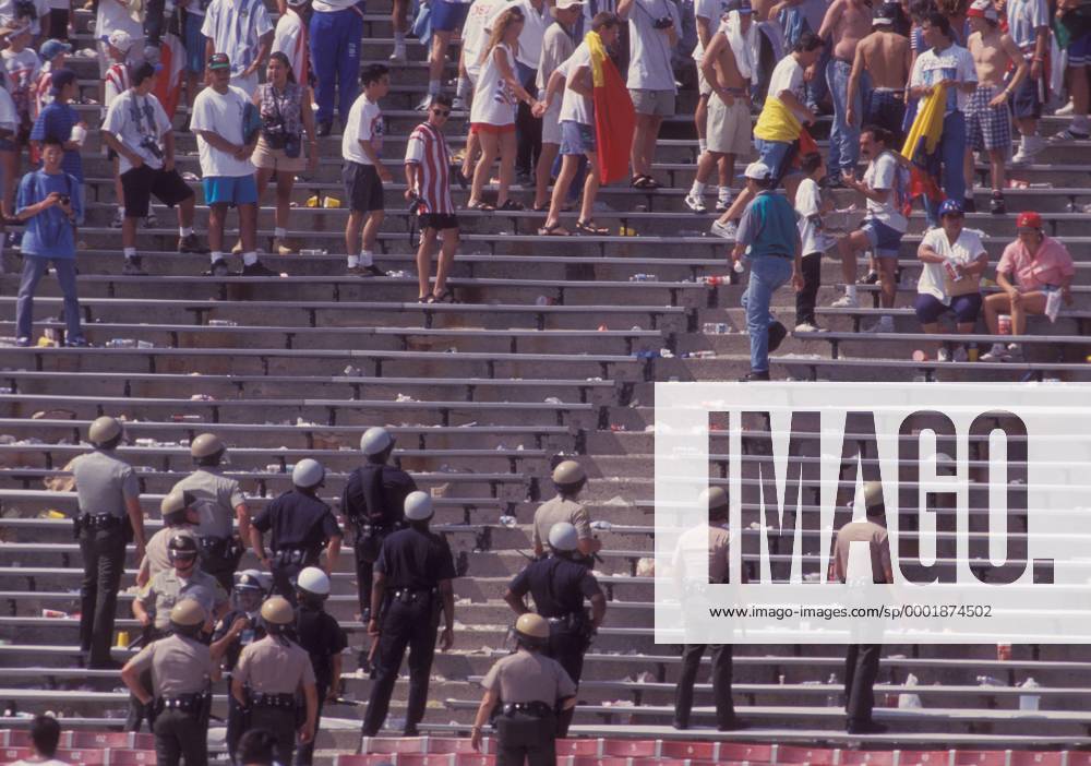 Auf den halbleeren Rängen herrscht sichtlich Unruhe, die amerikanischen Sicherheitskräfte stehen unschlüssig herum Fußball WM Herren Weltmeisterschaft 1994, Nationalmannschaft, Nationalteam, Länderspiel, Achtelfinale Totale Stanford Stadium Palo Alto, Stanford