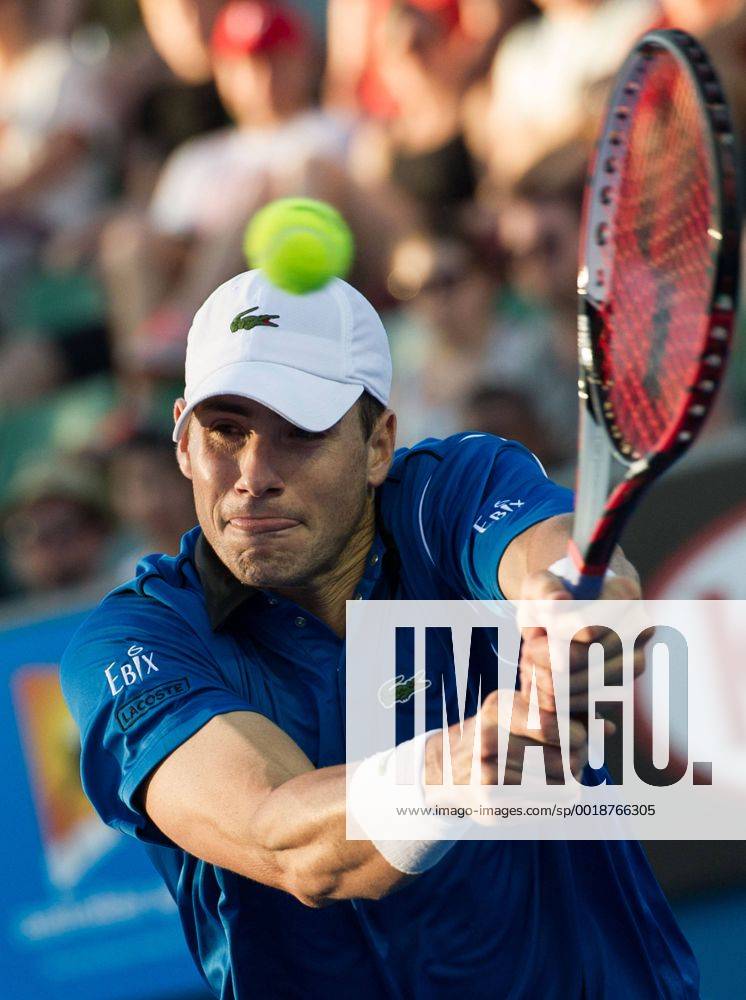 (150124) -- MELBOURNE, Jan. 24, 2015 -- John Isner of the U.S. returns the ball during the men s singles third round match at the 2015 Australian Open tennis tournament at Melbourne Park in Melbourne, Australia, Jan. 24, 2015. (SP)AUSTRALIA-MELBOURNE-TENNIS-ISNER BaixXue