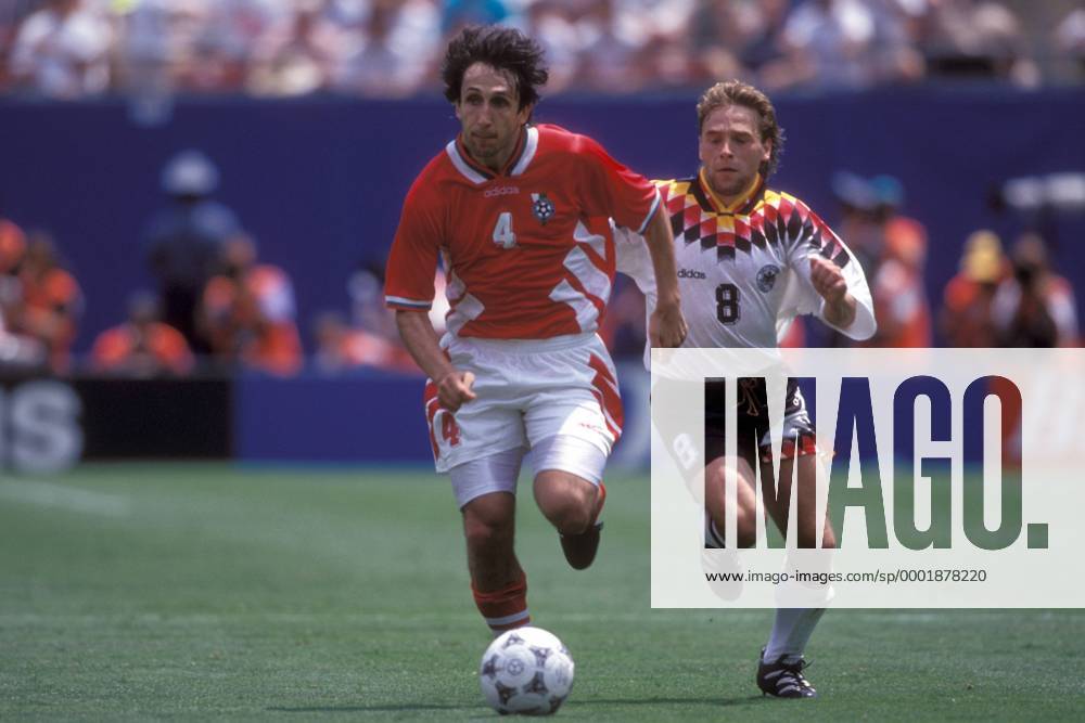 Tzanko Tzvetanov (Bulgarien, li.) gegen Thomas Häßler (Deutschland) Fußball WM Herren Weltmeisterschaft 1994, Nationalmannschaft, Nationalteam, Nationaltrikot, Länderspiel, Viertelfinale Gruppe East Rutherford New York New Jersey, NY, N.Y., NJ, N.J. Dynamik,