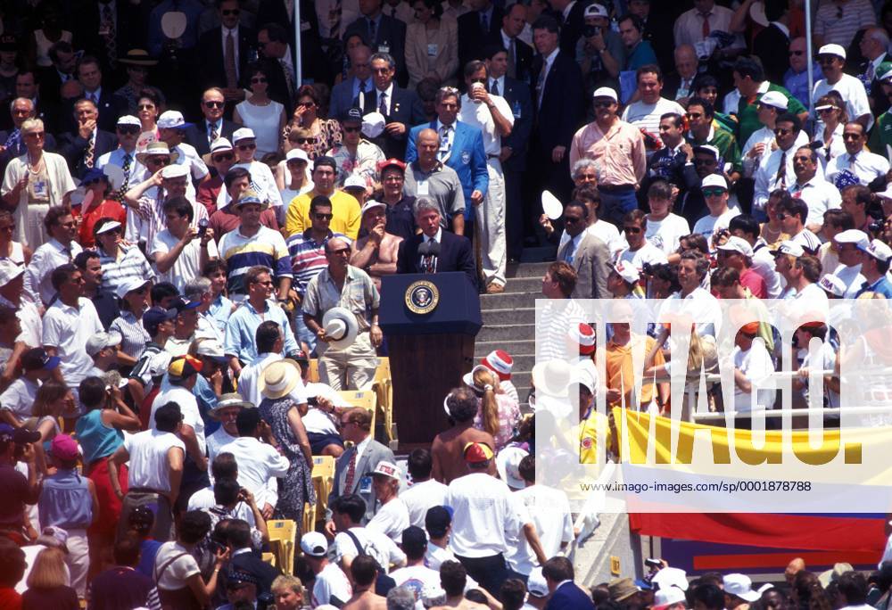 Präsident Bill Clinton (USA) hält bei der Eröffnungsveranstaltung der WM 1994 eine Rede Fußball WM Herren Weltmeisterschaft 1994, Eröffnungszeremonie, Zeremonie, Eröffnung, Veranstaltung, Show, Showprogramm Totale Soldier Field Stadium, Stadion Chicago, Eröffnungsfeier, feiern, Feier