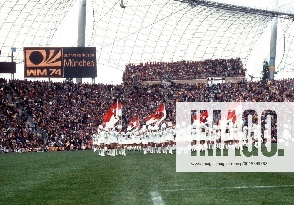 Auftritt einer Kapelle während der Schlussfeier der WM 1974 im Olympiastadion München