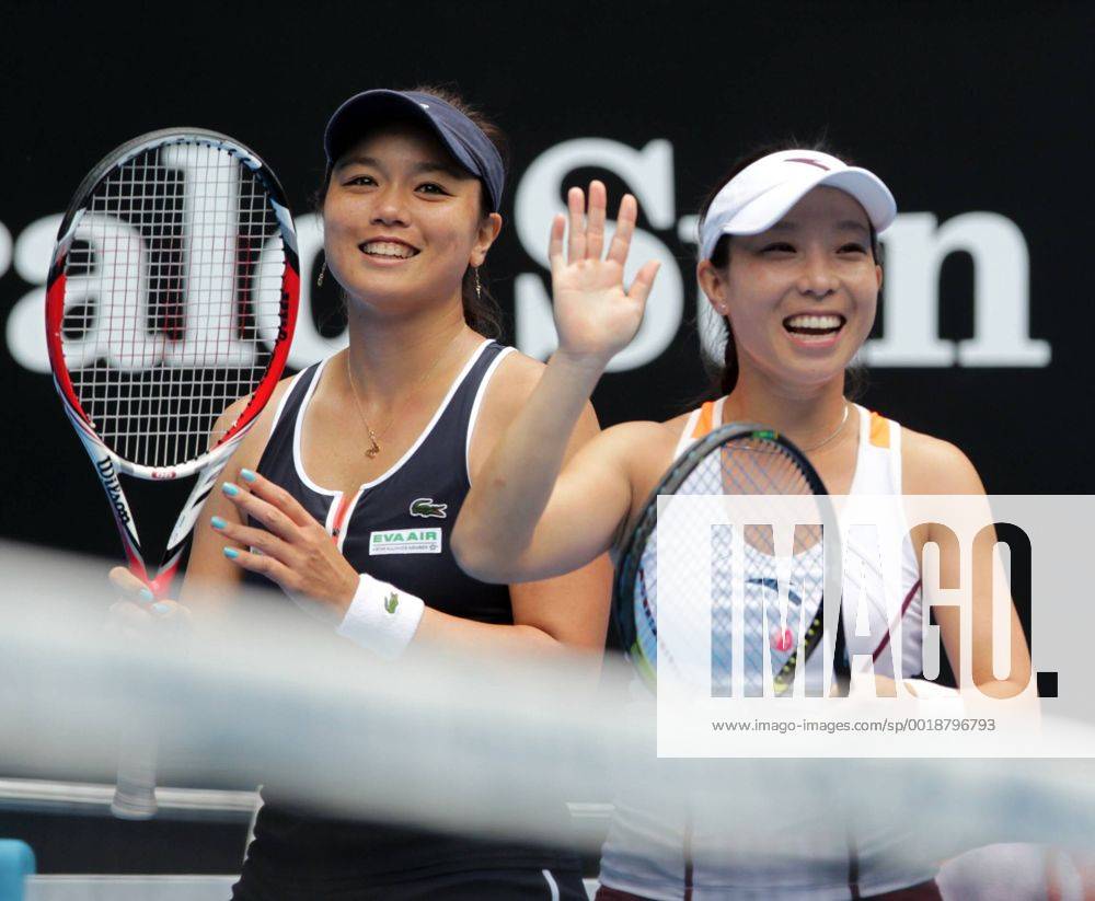 Zheng Jie (R) of China and Yung-Jan Chan of Chinese Taipei celebrate their victory after their women s doubles quarterfinal match at Autralian Open tournment in Melbourne, Australia, Jan. 27, 2015. JinxLinpeng