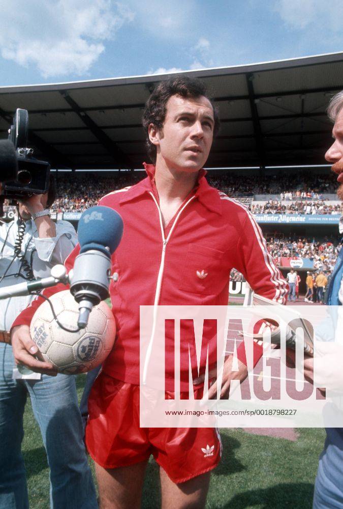 Franz Beckenbauer (FC Bayern München) wird interviewt