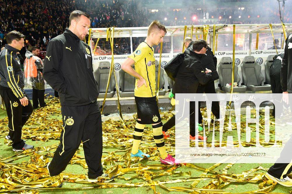 Samstag 17.05.2014, Fussball, 71. DFB Pokal Finale, Saison 2013 2014, Finale in Berlin, BV Borussia Dortmund - FC Bayern Muenchen 0:2, Julian Schieber (BVB) und Marco Reus (BVB) nach der 0:2 niederlage DeFodi01001053254