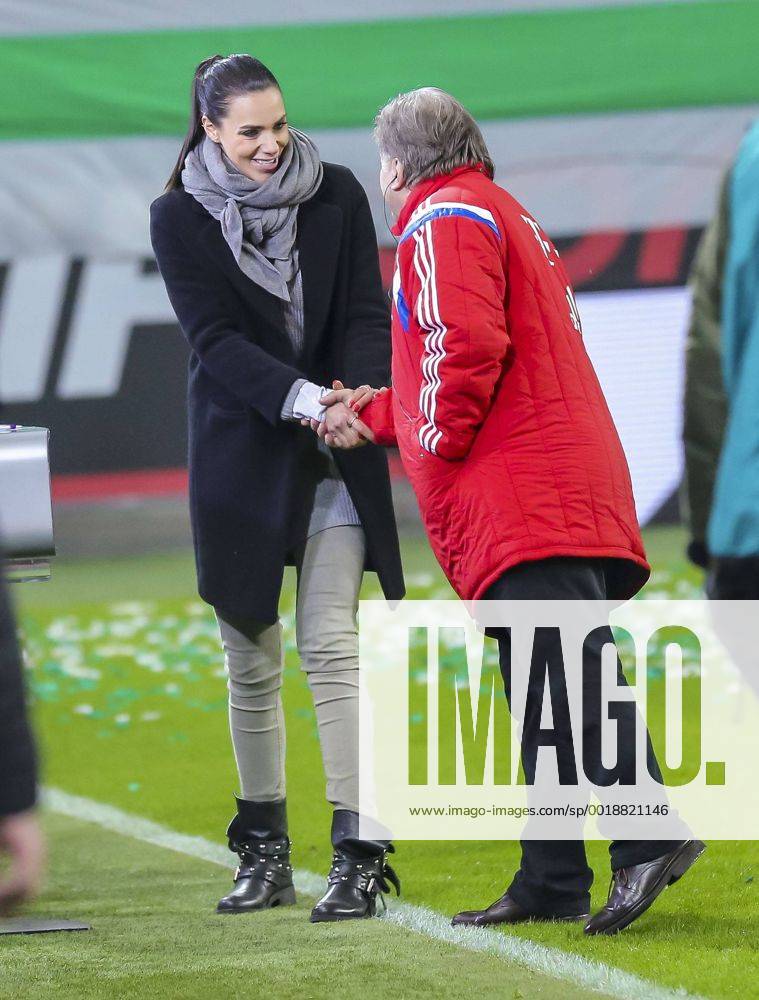 Esther Sedlaczek, Sky Moderatorin mit Markus HOERWICK, Pressechef FCB VFL WOLFSBURG - FC BAYERN MUENCHEN (4 -1 ) Fussball 1. Bundesliga , Muenchen, am 30.01.2015 18.Spieltag, Saison 2014 2015, 1.Liga, 1.Bundesliga, FCB