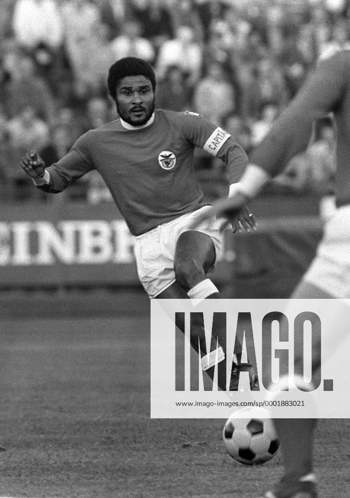 Eusebio (Benfica SL) am Ball Fußball Herren Saison 1972 1973, 1. Portugiesische Liga, Benfica Lissabon Einzelbild Lissabon Dynamik,