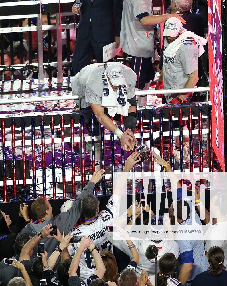 New England Patriots tight end Rob Gronkowski 87 holds the Lombardi Trophy after Super Bowl XLIX at University of Phoenix Stadium in Glendale, Az. The New England Patriots beat the Seattle Seahawks 28-24. NFL American Football Herren USA FEB 01 Super Bowl XLIX - Patriots v Seahawks Icon3171502013778