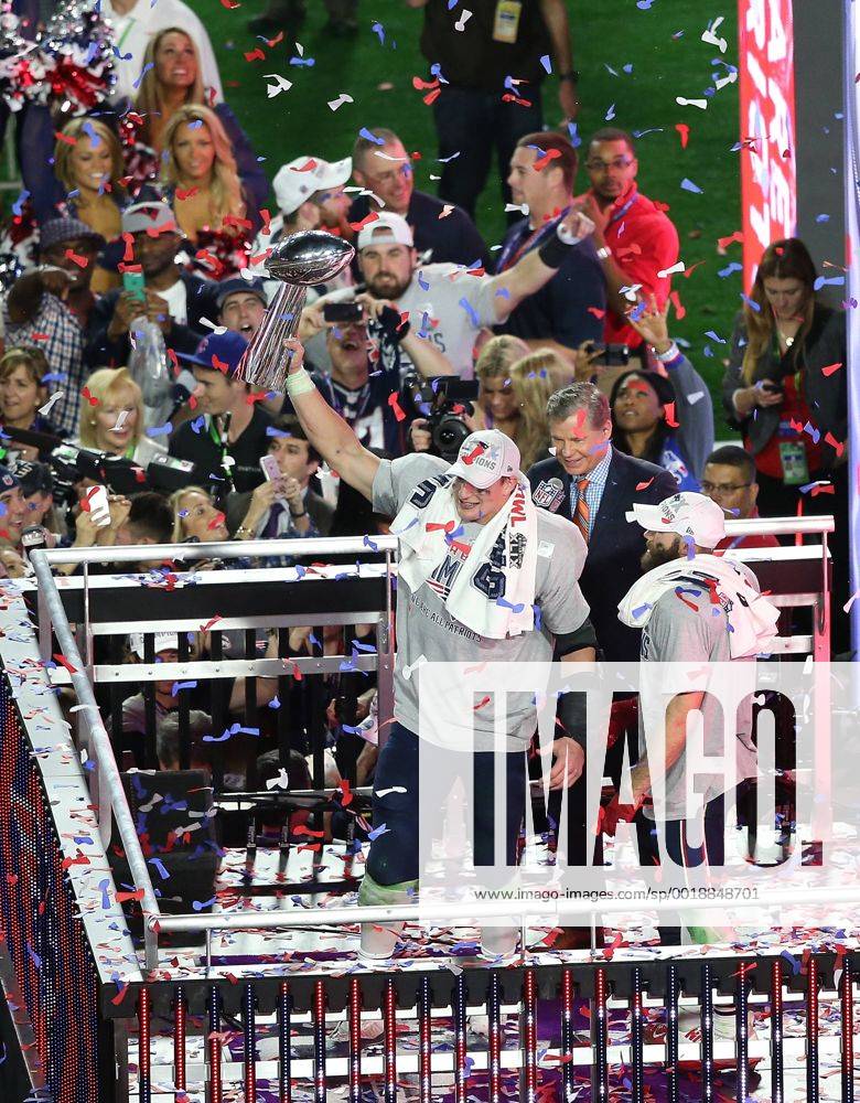 New England Patriots tight end Rob Gronkowski 87 holds the Lombardi Trophy after Super Bowl XLIX at University of Phoenix Stadium in Glendale, Az. The New England Patriots beat the Seattle Seahawks 28-24. NFL American Football Herren USA FEB 01 Super Bowl XLIX - Patriots v Seahawks Icon3171502013812