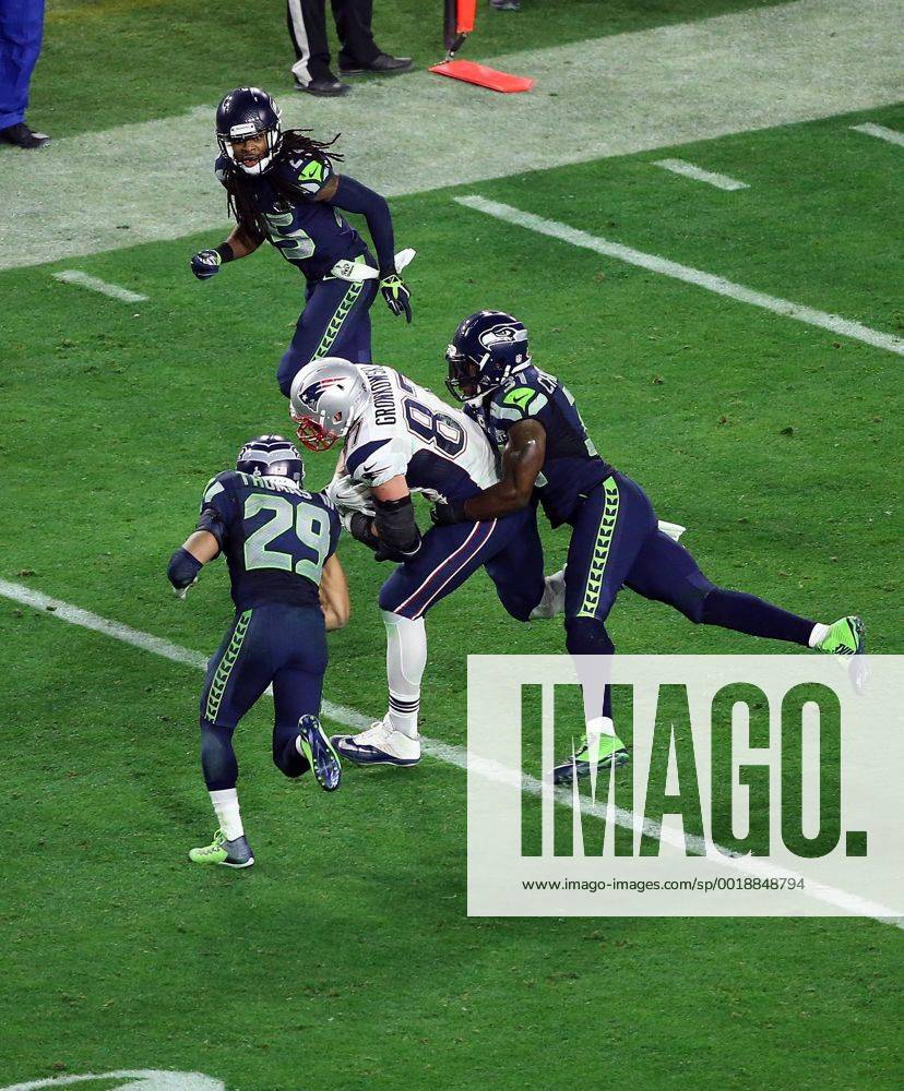 New England Patriots tight end Rob Gronkowski 87 is hit by Seattle Seahawks free safety Earl Thomas 29 (left) and strong safety Kam Chancellor 31 (right) during the second half of Super Bowl XLIX between the Seattle Seahawks and the New England Patriots at University of Phoenix Stadium in Glendale, Az. The New England Patriots beat the Seattle Seahawks 28-24. NFL American Football Herren USA FEB 01 Super Bowl XLIX - Patriots v Seahawks Icon3171502012920