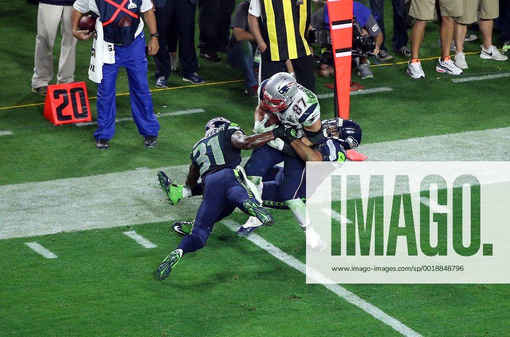 New England Patriots tight end Rob Gronkowski 87 is hit by Seattle Seahawks strong safety Kam Chancellor 31 (left) and outside linebacker K.J. Wright 50 (right) during the second half of Super Bowl XLIX between the Seattle Seahawks and the New England Patriots at University of Phoenix Stadium in Glendale, Az. The New England Patriots beat the Seattle Seahawks 28-24. NFL American Football Herren USA FEB 01 Super Bowl XLIX - Patriots v Seahawks Icon3171502012957