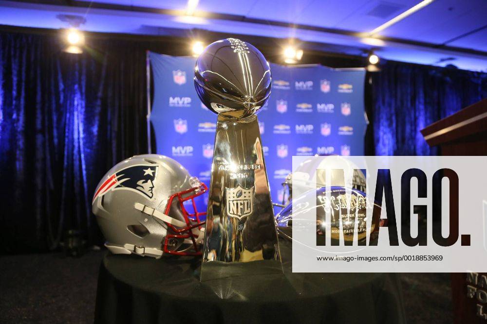 Vince Lombardi Trophy und der silberne Ball des wertvollsten Spielers liegen bereit - Super Bowl XLIX Winner New England Patriots Pressekonferenz, Convention Center Phoenix
