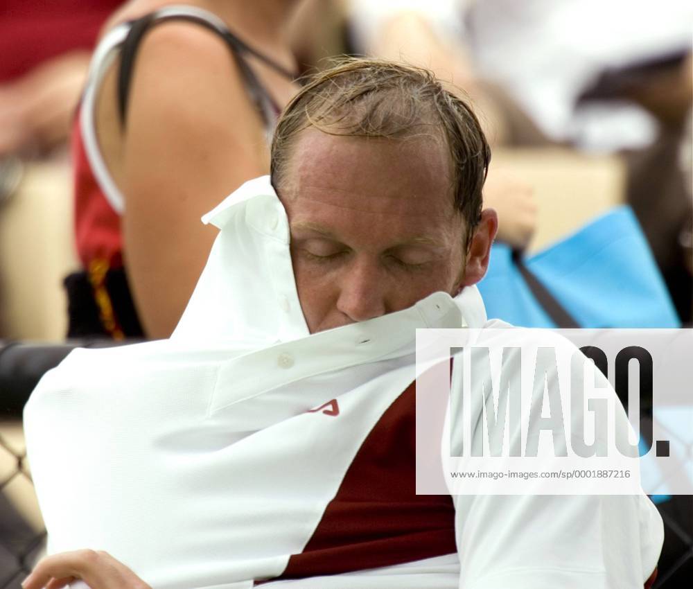 Rainer Schüttler (Deutschland) wechselt das Hemd Tennis Herren Australian Open 2006, ATP Tour, Grand Slam Einzelbild Melbourne Erschöpfung, Enttäuschung