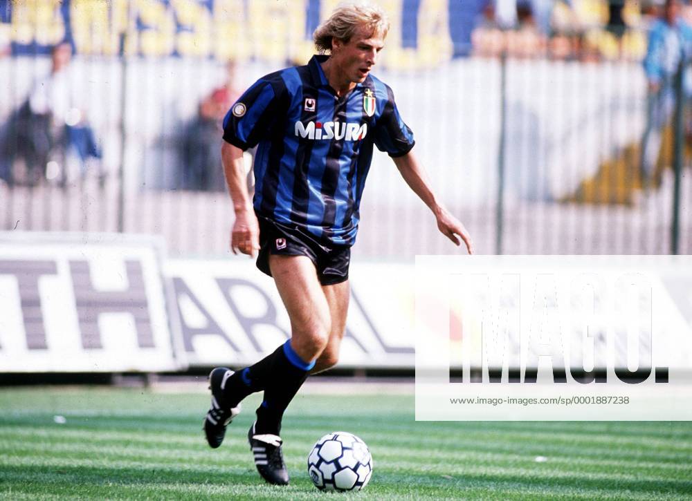 Jürgen Klinsmann (Inter) am Ball Fußball Herren Saisonvorbereitung 1989 1990, Serie A, 1. Italienische Liga, Testspiel, Test, Internazionale Milano Einzelbild Mailand Dynamik,