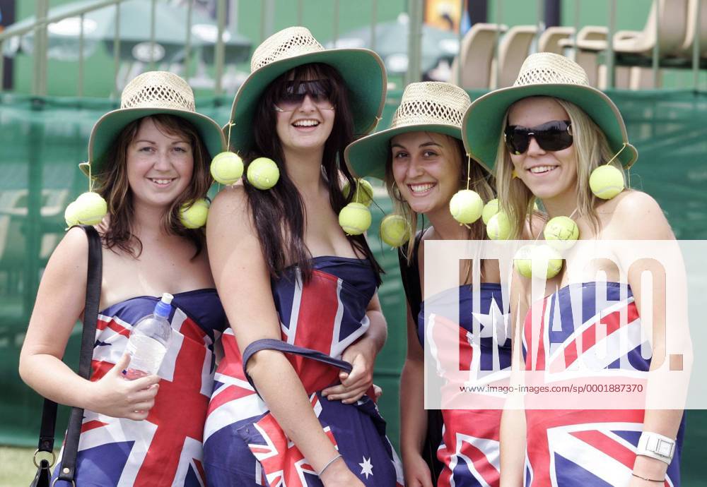 Weibliche Tennisfans präsentieren: Die schönsten Berge und Täler Australiens garniert mit Strohhüten und Tennisbällen Tennis Damen Australian Open 2006, WTA Tour, Grand Slam, Nationalfahne, Nationalfahnen Gruppe lachen, lächeln, Melbourne Freude, Komik