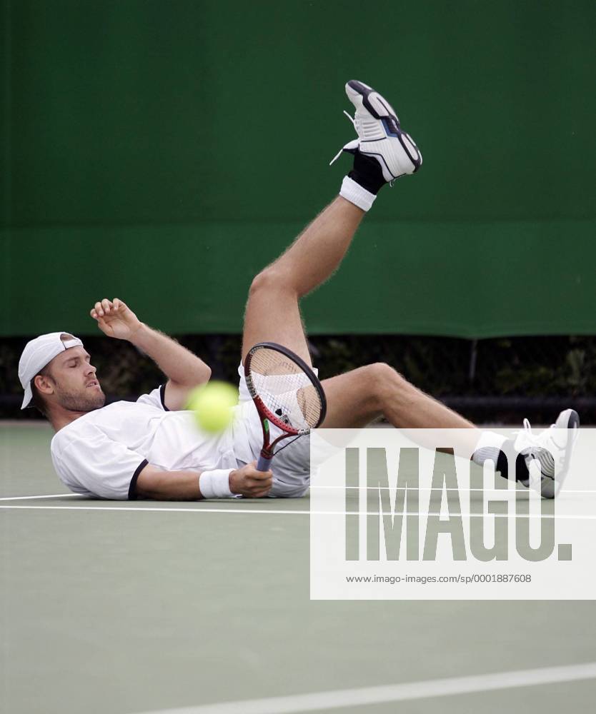Alexander Waske (Deutschland) am Boden Tennis Herren Australian Open 2006, ATP Tour, Grand Slam, Hartplatz, Hardcourt, Hartplatztennis, Hartplatzturnier, Einzelbild Melbourne Enttäuschung,
