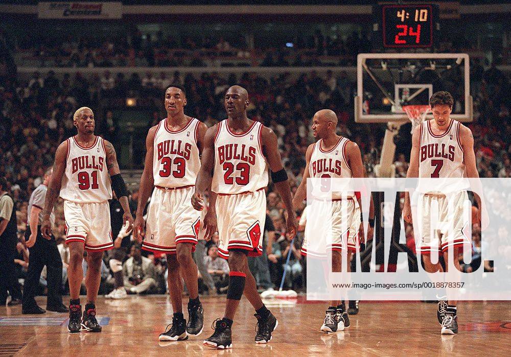 Chicago, IL, USA - From left, Dennis Rodman, Scottie Pippen, Michael Jordan, Ron Harper and Toni Kukoc were big parts of Bulls teams that won three straight NBA Basketball Herren USA titles from 1996 to 1998. Jordan and Pippen were members of the first three-peat team, which won titles from 1991 to 1993. Chicago Bulls - ZUMAm67_