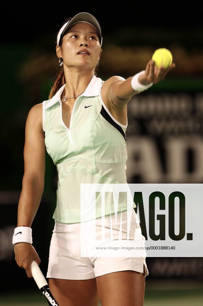 Na Li (China) - Aufschlag Tennis Damen Australian Open 2006, Grand Slam, WTA Tour, Einzelbild Melbourne
