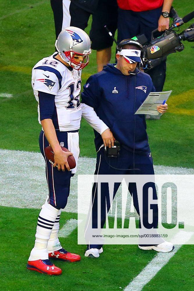 01 FEB 2015: New England Patriots quarterback Tom Brady (12) talks with New England Patriots Offensive Coordinator Josh McDaniels Super Bowl XLIX being played at University of Phoenix Stadium. The New England Patriots defeat the Seattle Seahawks 28-24 in Super Bowl XLIX at University of Phoenix Stadium in Glendale Arizona. NFL American Football Herren USA FEB 01 Super Bowl XLIX - Patriots v Seahawks Icon020115352