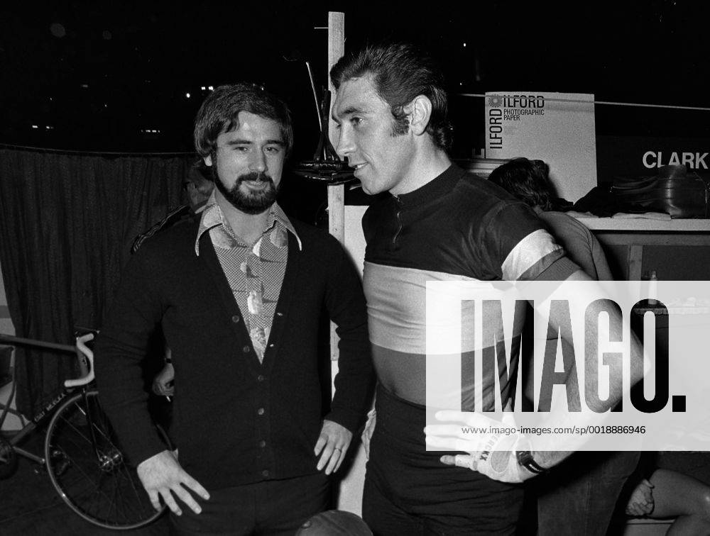 Fussball Radsport 6-Tage Rennen in München 06.11.1975 Gerd MÜLLER (FC Bayern links) und Eddy MERCKX (Belgien rechts) unterhalten sich vor dem Rennen. MODELxRELEASExx