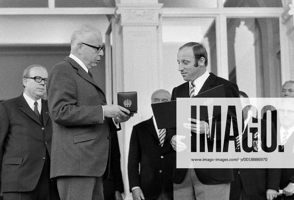 Fussball Ehrung der deutschen Nationalmannschaft bei Bundesraesident Gustav Heinemann 16.10.1970 Bundesraesident Gustav Heinemann (links) und Uwe SEELER (rechts) MODELxRELEASExx