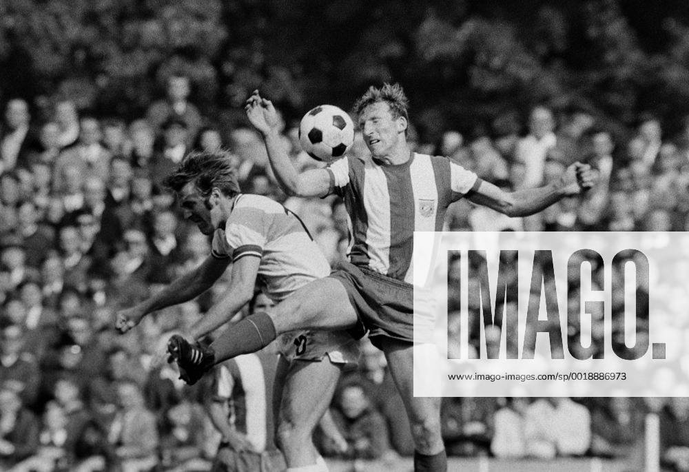 Fussball 1. Bundesliga Saison 1969 1970 Borussia Moenchengladbach - FC Bayern Muenchen 2. Spieltag 23.08.1969 Guenter NETZER (Gladbach links) gegen Hans-Georg, Katsche, SCHWARZENBECK (FC Bayern Muenchen) MODELxRELEASExx