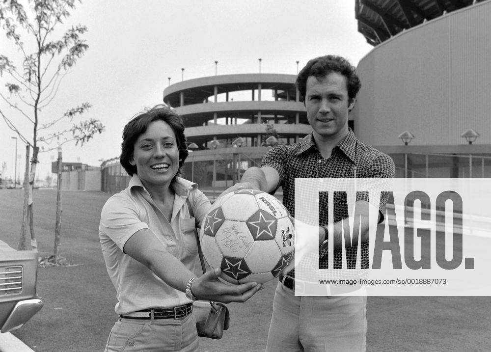 Fussball NASL Saison 1976 1977 Rosi MITTERMAIER (links) und Franz BECKENBAUER (rechts, beide BR Deutschland) vor dem Giants Stadion 01.08.1977 MODELxRELEASExx