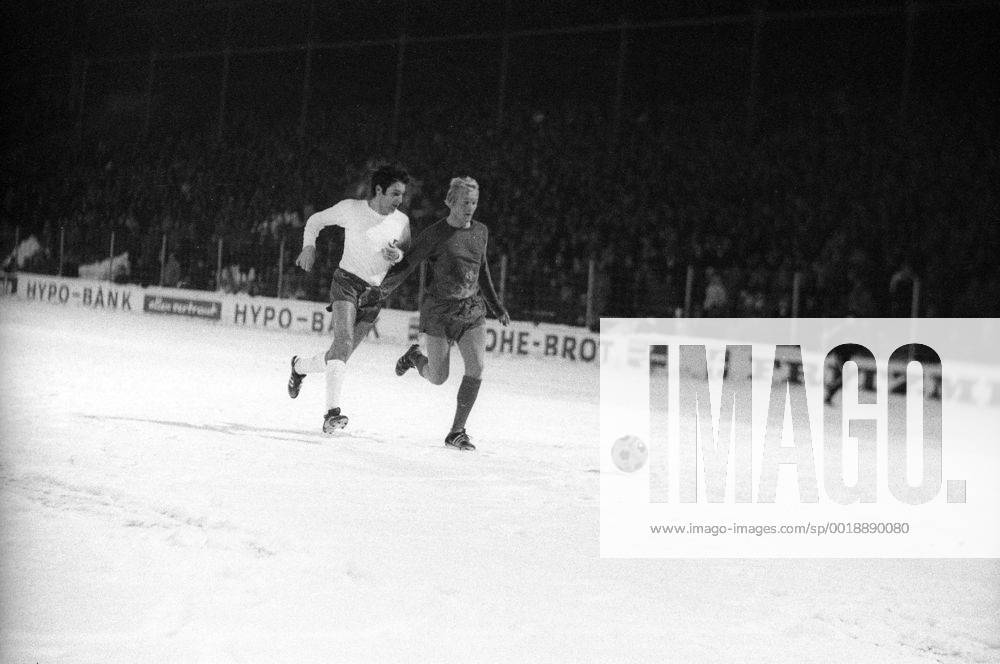 FC Bayern München - Hamburger SV: Franz-Josef Hönig (li., HSV) gegen Helmut Schmidt (Bayern)