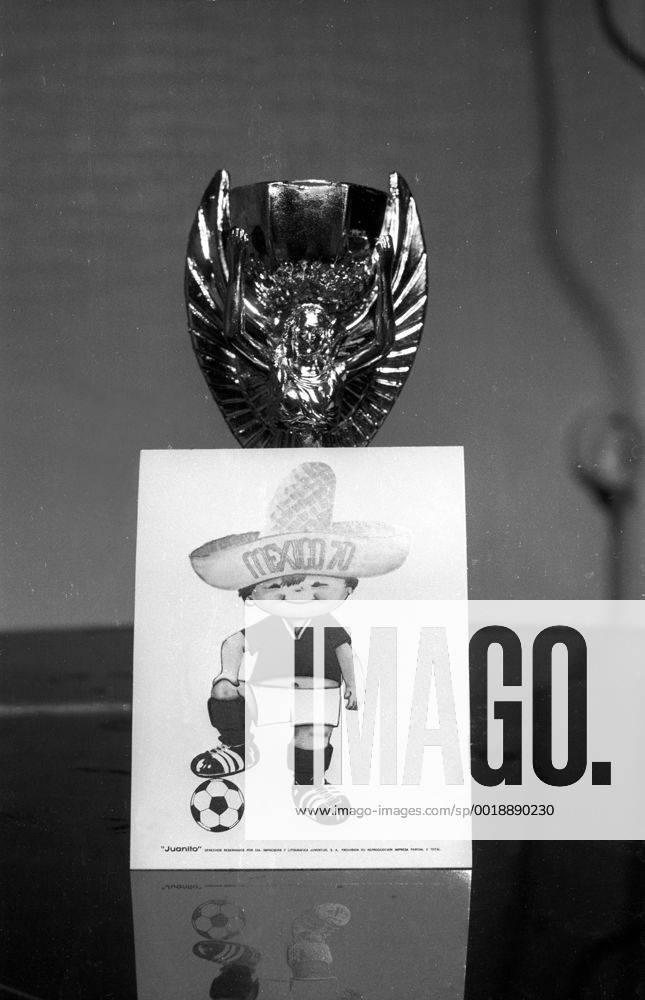 Der Jules-Rimet-Pokal mit einem Bild von Juanito - Maskottchen der Fußball-WM 1970 in Mexiko