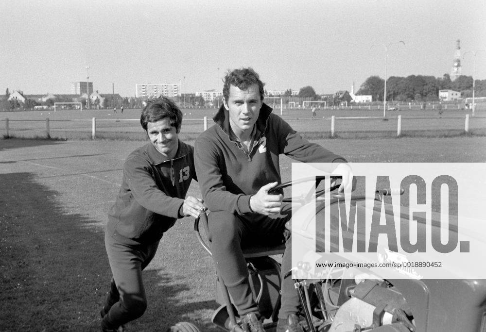 FUSSBALL 1. BUNDESLIGA SAISON 1969 1970 Training FC Bayern München 11.06.1969 Gerd Müller (links) schiebt Franz BECKENBAUER (rechts) auf einem Traktor. MODELxRELEASExx
