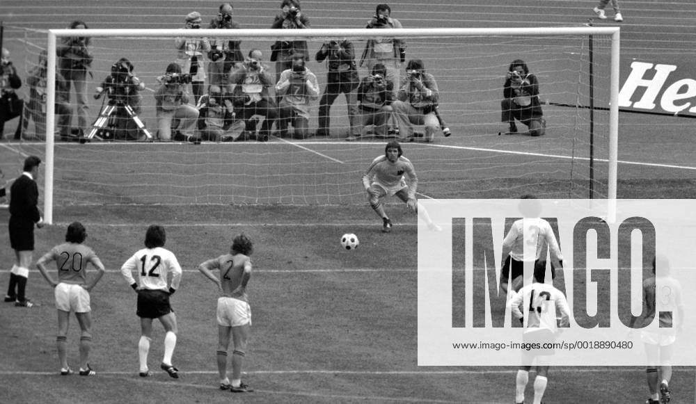 Fussball Weltmeisterschaft 1974 Finale Deutschland - Holland 07.07.1974 Paul BREITNER (Deutschland Nr. 3) erzielt per Elfmeter das Tor zum 1:1 gegen Torwart Jan JONGBLOED (hinten, Holland) MODELxRELEASExx