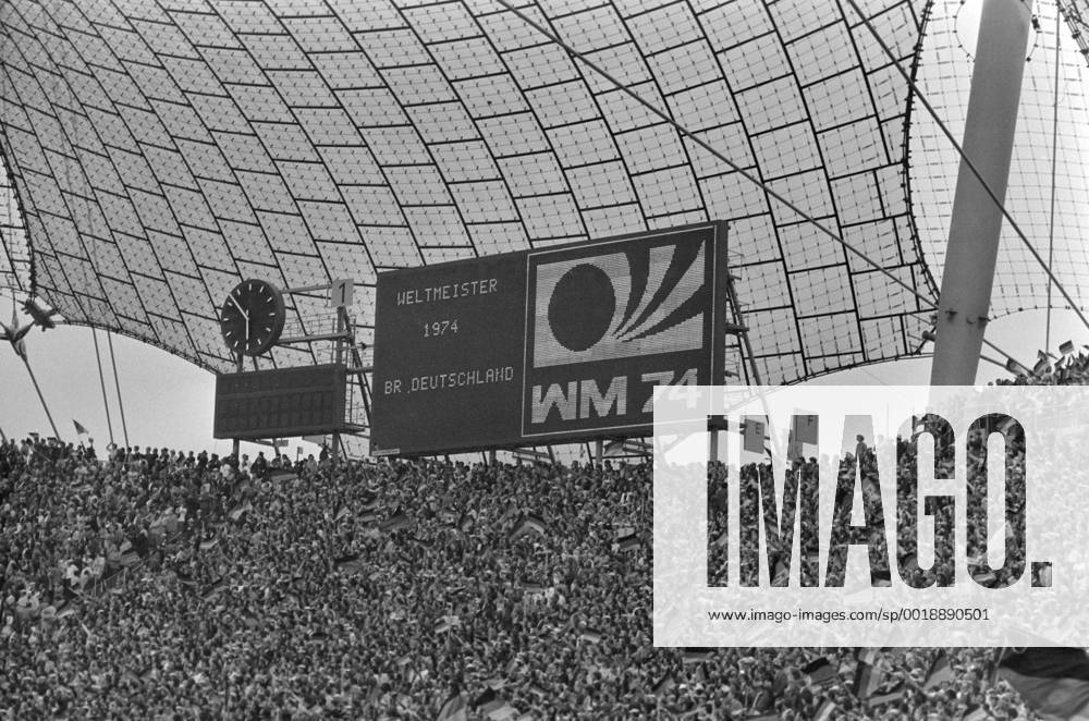 Fussball Weltmeisterschaft 1974 Finale Deutschland - Holland 07.07.1974 Deutschland ist Weltmeister; Anzeigetafel im Münchner Olympia Stadion MODELxRELEASExx